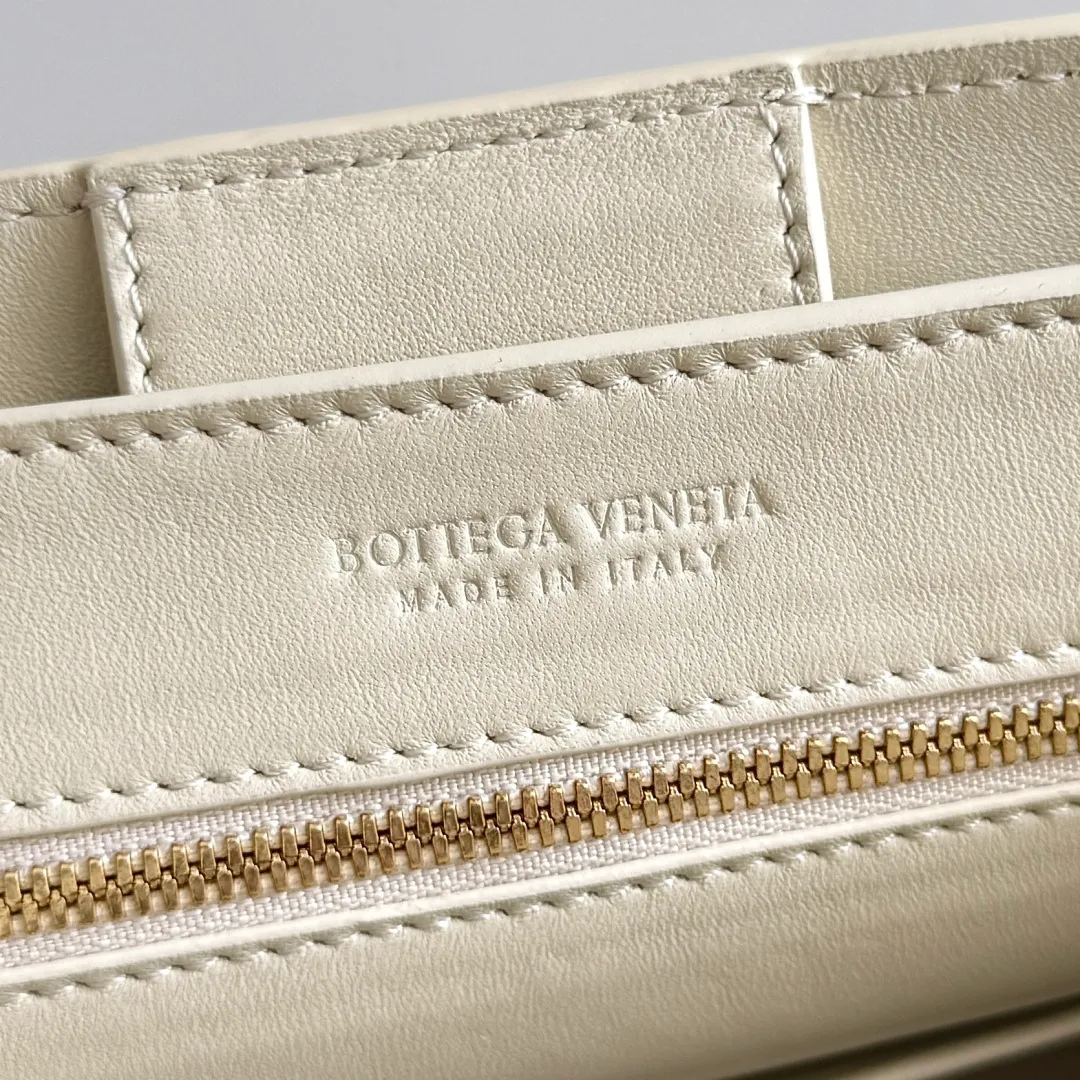 Batch 1960 Bottega Veneta's new SmallAndiamo | 🌞The best solution for summer relaxation! 🌾 Straw + leather splicing, natural materials collide with exquisite craftsmanship, and it has a sense of relaxation during the southern French holiday. It is suitable for daily commuting and weekend vacations. It is very stylish when you carry it with you. 💼 The practical capacity is amazing. It can easily store mobile phones, card holders, and powder compacts. The top opening and closing design makes it easy to access items and protects privacy. The whole is not redundant or cramped. It is a concrete interpretation of "less is more"! Unique woven texture + iconic gold buckle, low-key and high-end recognition, take it to the streets and turn heads when you put it on your back, as if you have brought lazy fashion into your life. BV’s new season aesthetics, fashionable and refined, come and take away this sense of relaxation~SmallAndiamo will become a high-end symbol in your style wardrobe that will never fade! Style number: 827478 (743568) Size: 25*20*10cm
